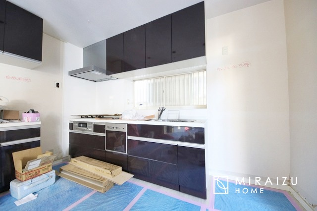 【キッチン】 | スッキリとした形が上品な広々ワイドキッチンです。窓もあり明るい空間の中で毎日お料理することが可能です。収納スペースも広いのが嬉しいですね。