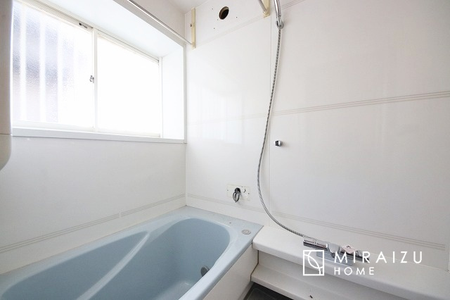 【浴室】 | 清潔感のある広い浴室が自慢です。疲れた日にはお湯をためてリラックスタイムを楽しみたいですね、今はスマホも防水の時代です、半身浴をしながら動画視聴、漫画視聴、楽しく過ごしたいですね^^