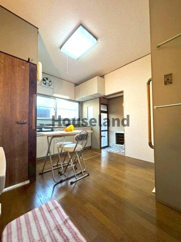 新生町戸建の居間・リビング