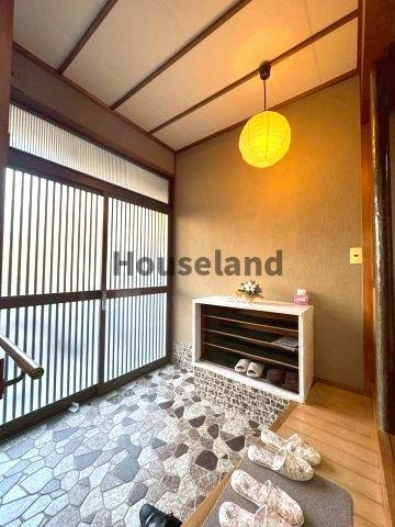 新生町戸建の玄関