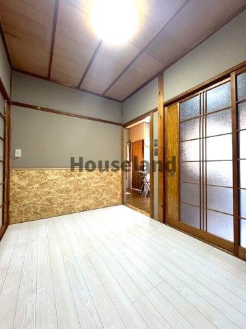 新生町戸建の洋室