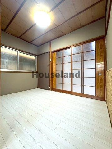 新生町戸建の洋室