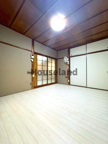 新生町戸建の洋室