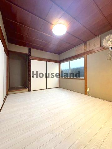 新生町戸建の洋室