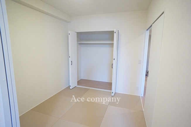【内装】 | コスモ東大阪ステーションアベニュー | 【和室4.5帖】便利な2WAYドア♪和室にも嬉しいクローゼット完備です♪