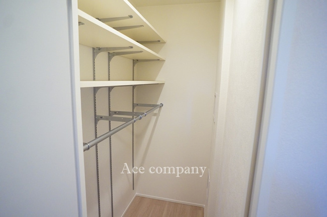 【収納】 | コスモ東大阪ステーションアベニュー | 【洋室6帖】のウォークインクローゼット内♪便利な可動式の棚＆ハンガーパイプ付きです♪