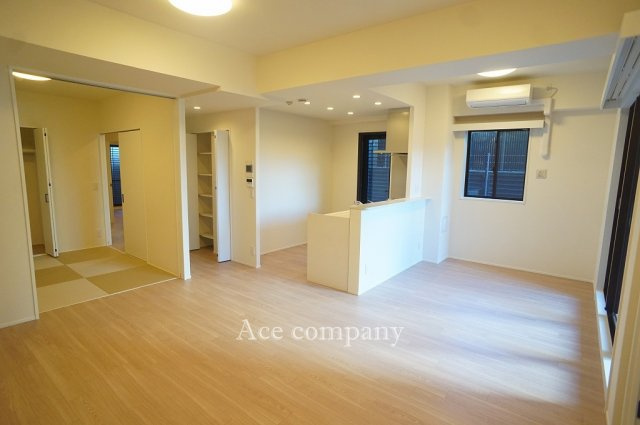 【居間・リビング】 | コスモ東大阪ステーションアベニュー | 【LDK：ゆったり約18.5帖♪】クロス貼替え、フローリング・フロアタイル張替え、水廻り設備一新、建具新調、エアコン1台・シーリングライト・カーテンレール新設、ハウスクリーニング済みです☆