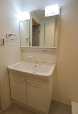 【独立洗面台】 | マンション勝どき | 独立洗面台、小物を置くことができて便利です