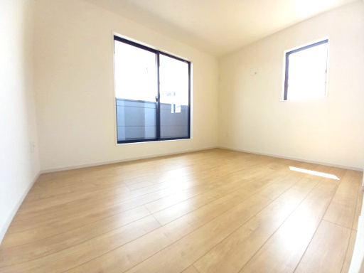 水戸市元吉田町　４期の洋室|バルコニーに面したお部屋は照明を点ける時間が少なくて済むので省エネに繋がります。（同施工物件）