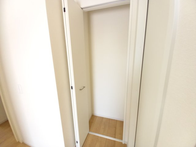 水戸市元吉田町　４期の収納|玄関正面の収納には掃除機など、備蓄品などの収納に便利です！（同施工物件）