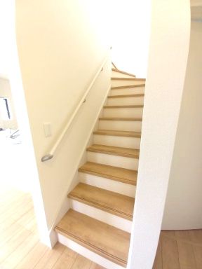 水戸市元吉田町　４期の内装|窓付きの階段は明るく、手すり付きで小さなお子様でも安心です（同施工物件）