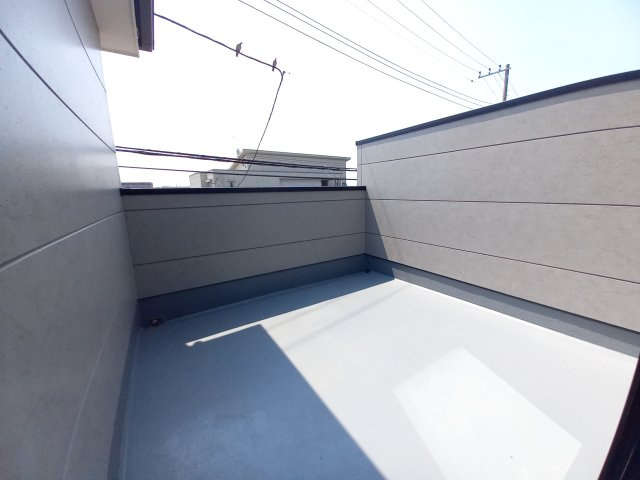 水戸市元吉田町　４期のバルコニー|暖かな日差しのふりそそぐ広々ルーフバルコニー、たくさんの洗濯物が干せます～（同施工物件）