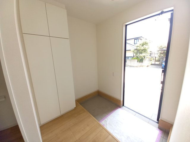 水戸市元吉田町　４期の玄関|白を基調とした明るく清潔感のある玄関です（同施工物件）