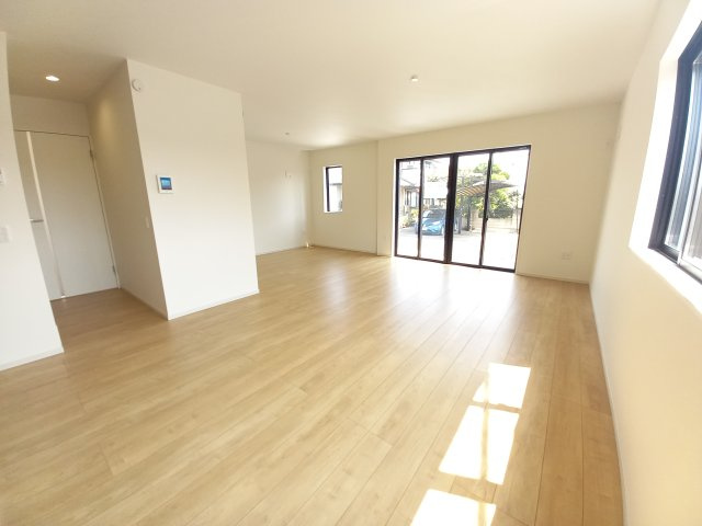 水戸市元吉田町　４期の居間・リビング|リビングの写真です。大きな窓があり陽射しが差し込みます。お子様の目を離すことなく片付け・お料理ができ安心です～♪（同施工物件）