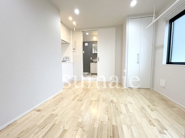 FAIR北小岩B棟の居間・リビング|別アングルからみた洋室です♪