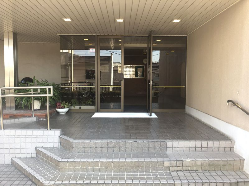 千里山サニーハイツのエントランス