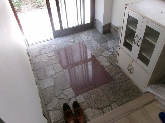 大蔵八幡町戸建の玄関