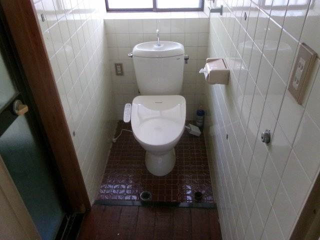 大蔵八幡町戸建のトイレ