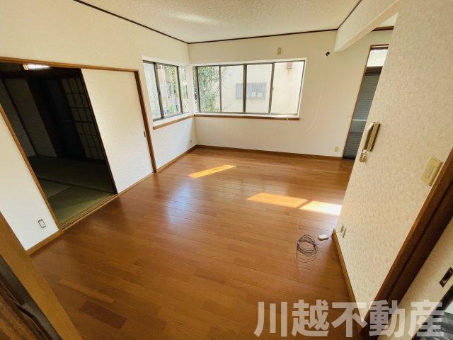 駐車場１台可能、庭付き、閑静な住宅地の居間・リビング|こちらにお電話ください0120-665-772