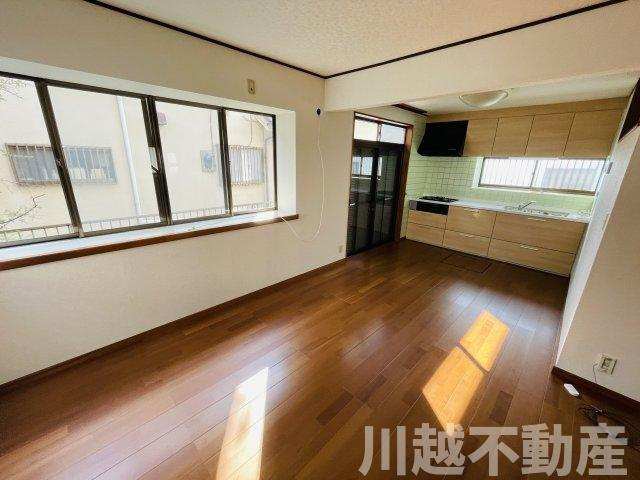 駐車場１台可能、庭付き、閑静な住宅地の居間・リビング|駅やご自宅からの送迎賜ります