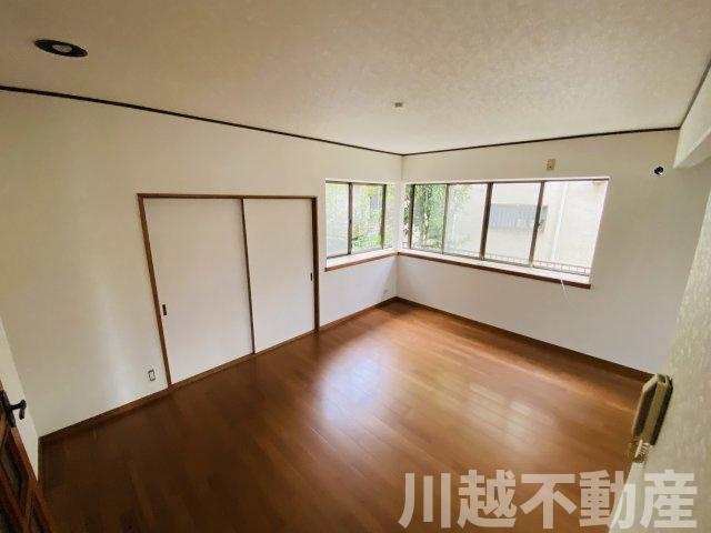 駐車場１台可能、庭付き、閑静な住宅地の居間・リビング|当社で火災保険も取り扱っています