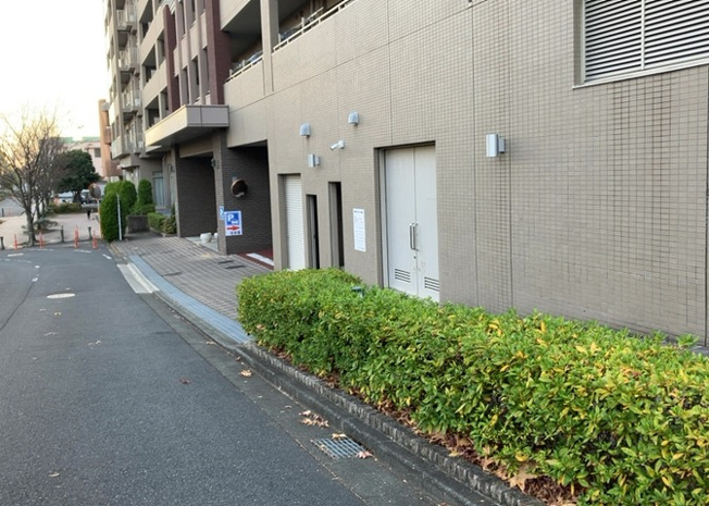 【庭】 | ダイヤモンドライフ森の里 | 物件によっては、入居者が個人的に使用できる専用庭がついているものもあります。また、住宅の中にある土間の部分を庭と呼ぶこともあります。庭の用途は住む人によって変わり、それによってデザインもさまざまです。