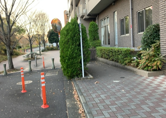 【中庭】 | ダイヤモンドライフ森の里 | 中庭（パティオ）とは、一つの建築物の内部に設けられた、壁などで囲われている庭のことを指します。コの字型、ロの字型が主流ですが、L字型の中庭もあります。最近では、インテリア性の高さからも人気があります。