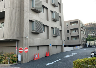 【現況写真】 | ダイヤモンドライフ森の里 | 道幅が広い場所は日当たりや風通が良好です。幅が広いのですれ違いも可能ですし大きな車でも駐車可能！一方で、大型車が通ることも多くなるため交通量の増加により騒音に繋がります。また土地の値段が高くなります。