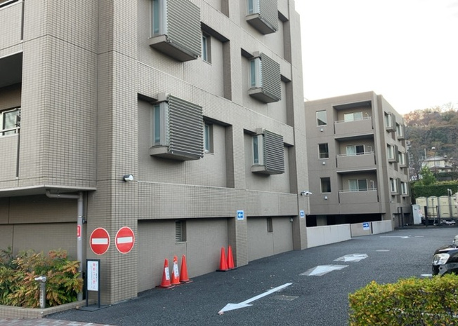 【現況写真】 | ダイヤモンドライフ森の里 | 道幅が広い場所は日当たりや風通が良好です。幅が広いのですれ違いも可能ですし大きな車でも駐車可能！一方で、大型車が通ることも多くなるため交通量の増加により騒音に繋がります。また土地の値段が高くなります。