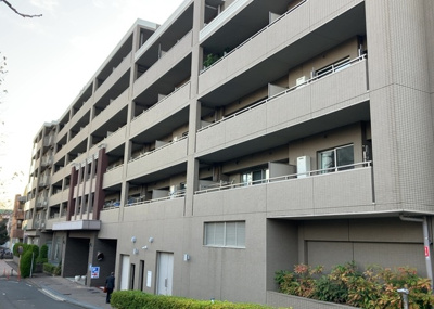 【外観】 | ダイヤモンドライフ森の里 | ＲＣ造、Reinforced Concreteは直訳すると補強されたコンクリートです。主に柱や梁・床・壁が鉄筋とコンクリートで構成おり、鉄筋を組んだ型枠にコンクリートを流し込んで固めたものを指します。