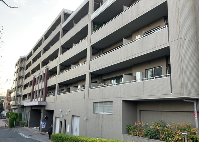 【外観】 | ダイヤモンドライフ森の里 | ＲＣ造、Reinforced Concreteは直訳すると補強されたコンクリートです。主に柱や梁・床・壁が鉄筋とコンクリートで構成おり、鉄筋を組んだ型枠にコンクリートを流し込んで固めたものを指します。