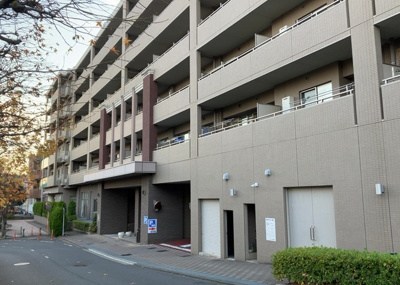 【外観】 | ダイヤモンドライフ森の里 | ＳＲＣ造は強度や耐震性の面でもRC造と比べて優れています。そのため、10階建以上の高層または超高層マンションなどの建築にも多く採用されています。柱や梁などのサイズが小さくても高い耐震性を確保できます。