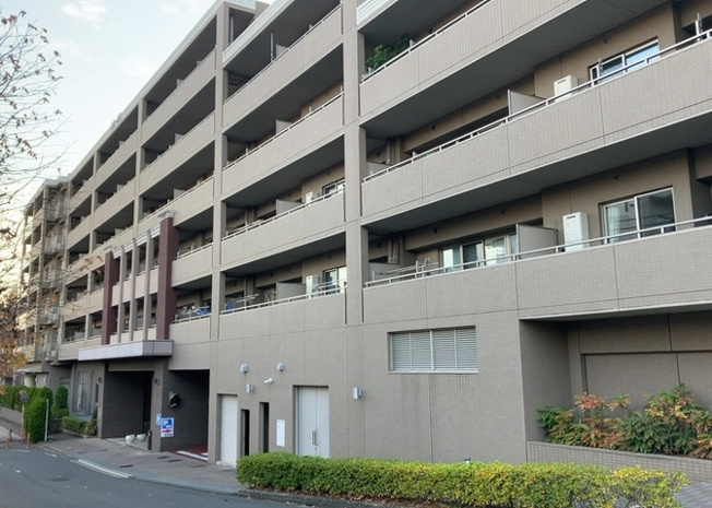 【外観】 | ダイヤモンドライフ森の里 | 外観はマンション管理がされているかの目安になります。築年数が古いと、壁面は劣化してひび割れが生じることも！建物が古びていても細かいところが修繕されていると、きちんと管理されているなぁと感じるでしょう。