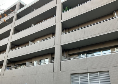【外観】 | ダイヤモンドライフ森の里 | 一般的なバルコニーは、奥行1.5ｍ程ですが、ワイルドバルコニーは2ｍまで広がっています。そのため洗濯物の間隔をあけ干すことができ、乾きやすいというメリットや、ガーデニングが楽しめる等の特徴があります。