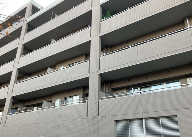 【外観】 | ダイヤモンドライフ森の里 | 一般的なバルコニーは、奥行1.5ｍ程ですが、ワイルドバルコニーは2ｍまで広がっています。そのため洗濯物の間隔をあけ干すことができ、乾きやすいというメリットや、ガーデニングが楽しめる等の特徴があります。