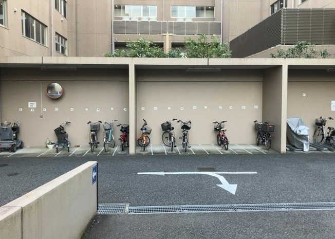 【駐車場】 | ダイヤモンドライフ森の里 | 車一台あたりに必要なスペースは、標準サイズの普通自動車で横幅2m50cm、長さ5mは必要になります。ただし、乗降のことも考慮して横幅3m30cm、長さ5m50cmほどは確保できるところを選びましょう。