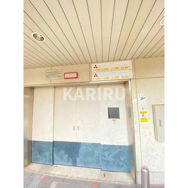 ロイヤルコート生江の駐車場