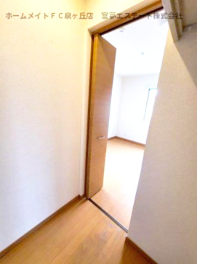 【収納】 | プランドール高師浜 | ウォークインクロゼットの中から　※同物件・反転タイプ