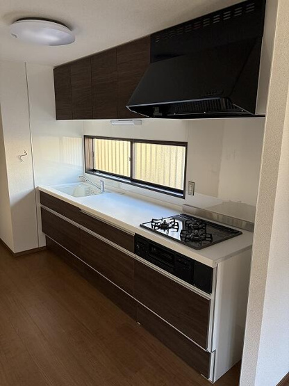 【キッチン】 | 下妻市下妻丙　中古戸建 | ワイドなキッチンスペースなので、2品、3品同時に作れちゃいますね( *´艸｀)