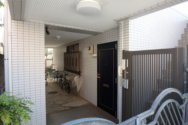 アーバンフラッツ白山のエントランス