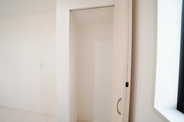 窓を開けると、川の音。｜保土ヶ谷区法泉3丁目｜南道路×陽だまりのLDK17帖超｜穏やかな時間が流れる住まいの収納|キッチンに設けられたパントリーは、食品や日用品のストックに便利。生活感を隠しながら、すっきりとした空間を保てます。