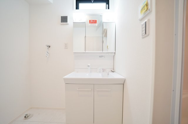 窓を開けると、川の音。｜保土ヶ谷区法泉3丁目｜南道路×陽だまりのLDK17帖超｜穏やかな時間が流れる住まいの独立洗面台|三面鏡付きの洗面化粧台は収納力も高く、洗面まわりをすっきり整理可能。窓付きで明るく、朝の身支度も快適に行えます。