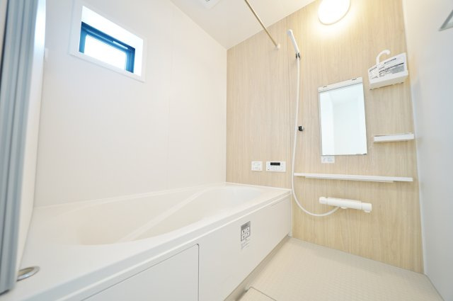 窓を開けると、川の音。｜保土ヶ谷区法泉3丁目｜南道路×陽だまりのLDK17帖超｜穏やかな時間が流れる住まいの浴室|落ち着いた木目調アクセントパネルが印象的な浴室。窓付きで換気もしやすく、毎日のバスタイムを快適に過ごせます。