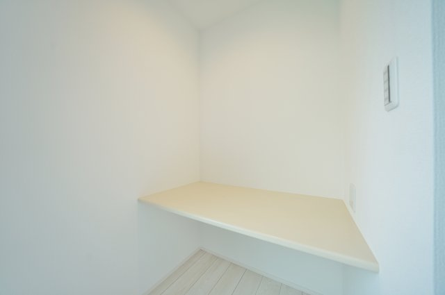 窓を開けると、川の音。｜保土ヶ谷区法泉3丁目｜南道路×陽だまりのLDK17帖超｜穏やかな時間が流れる住まいの収納|程よくこもれるカウンタースペースは、テレワークや趣味の時間に最適。家族の気配を感じながら集中できる環境です。