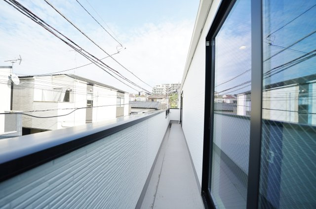 窓を開けると、川の音。｜保土ヶ谷区法泉3丁目｜南道路×陽だまりのLDK17帖超｜穏やかな時間が流れる住まいのバルコニー|奥行きのあるバルコニーは洗濯物もゆったり干せる広さ。日当たりも良く、毎日の家事を快適にサポートします。