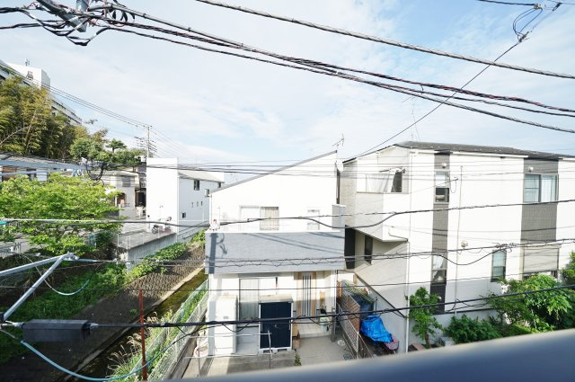 窓を開けると、川の音。｜保土ヶ谷区法泉3丁目｜南道路×陽だまりのLDK17帖超｜穏やかな時間が流れる住まいの展望|周囲の建物との距離が保たれ、抜け感のある眺望が広がります。空を感じながら、心地よい開放感を味わえるロケーションです。