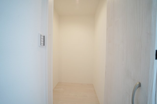 窓を開けると、川の音。｜保土ヶ谷区法泉3丁目｜南道路×陽だまりのLDK17帖超｜穏やかな時間が流れる住まいの収納|2階廊下に設けられた収納は、掃除用具や日用品のストックに便利。居室をすっきり保てる嬉しい設計です。