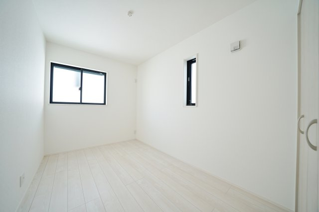 窓を開けると、川の音。｜保土ヶ谷区法泉3丁目｜南道路×陽だまりのLDK17帖超｜穏やかな時間が流れる住まいの洋室|洋室5.0帖：2面採光で明るさを確保した約5.0帖の洋室。子ども部屋や書斎など、ライフスタイルに合わせて使いやすい一室です。