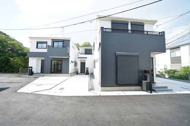 窓を開けると、川の音。｜保土ヶ谷区法泉3丁目｜南道路×陽だまりのLDK17帖超｜穏やかな時間が流れる住まいの外観|直線的なフォルムが印象的なモダンデザイン。外壁の貼り分けにより立体感と引き締まった印象を演出しています。南向きで日当たりも良く、明るさと開放感を感じられる一邸です。