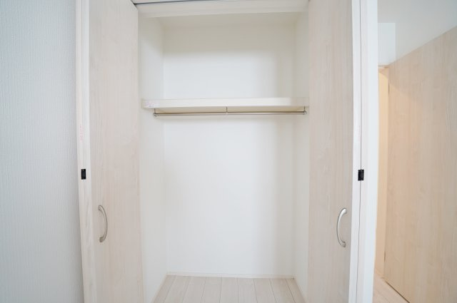 窓を開けると、川の音。｜保土ヶ谷区法泉3丁目｜南道路×陽だまりのLDK17帖超｜穏やかな時間が流れる住まいの収納|各居室に収納を完備。ハンガーパイプ付きで衣類もすっきり収まり、空間を有効に使える設計です。